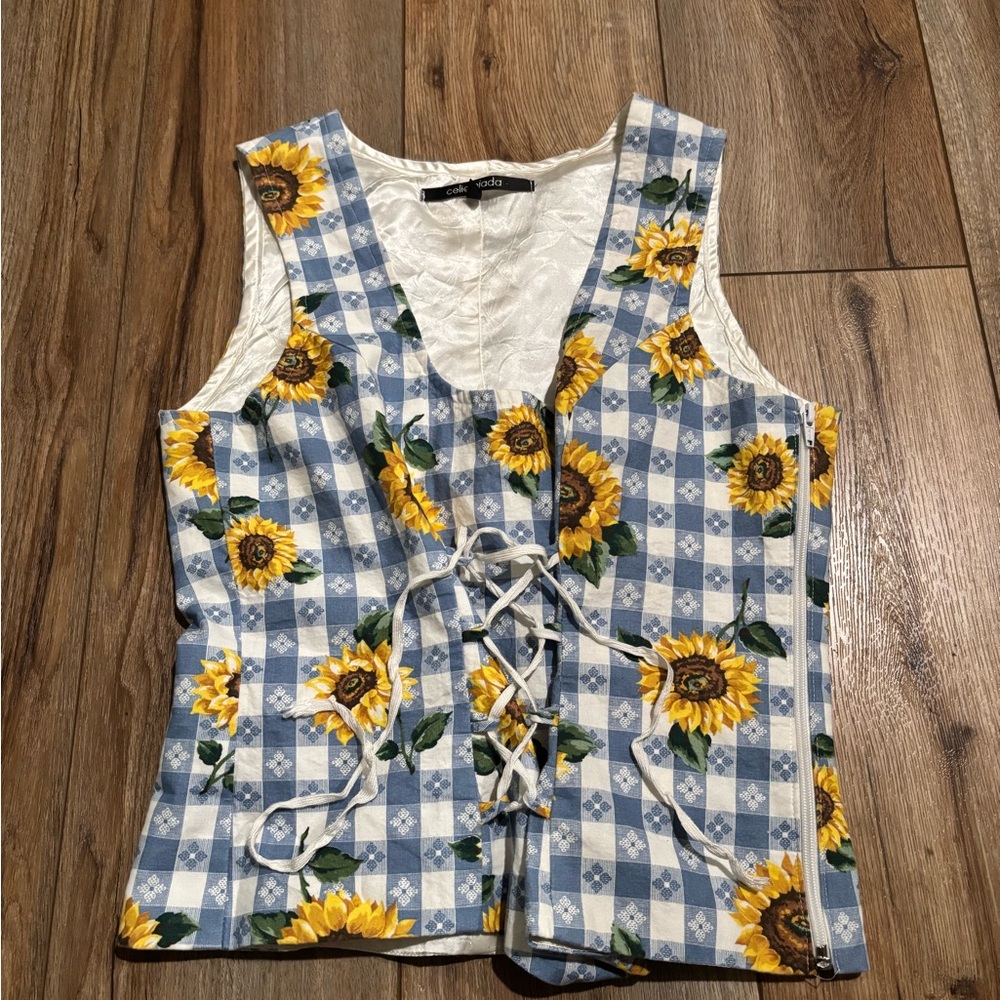 Vintage Sunflower Gingham Lace-Up Top 🌻🧺